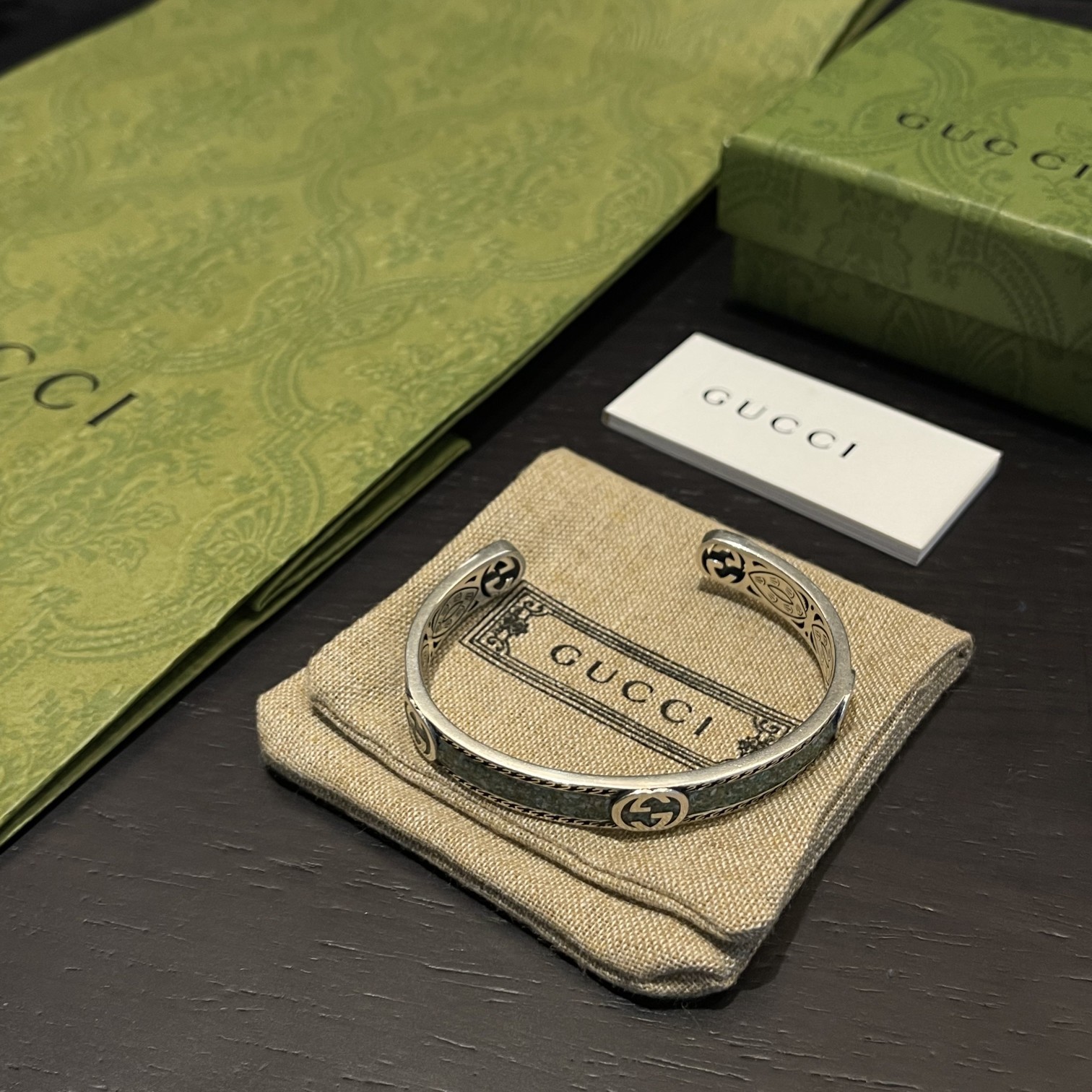 Gucci turquoise bracelet with a circle design