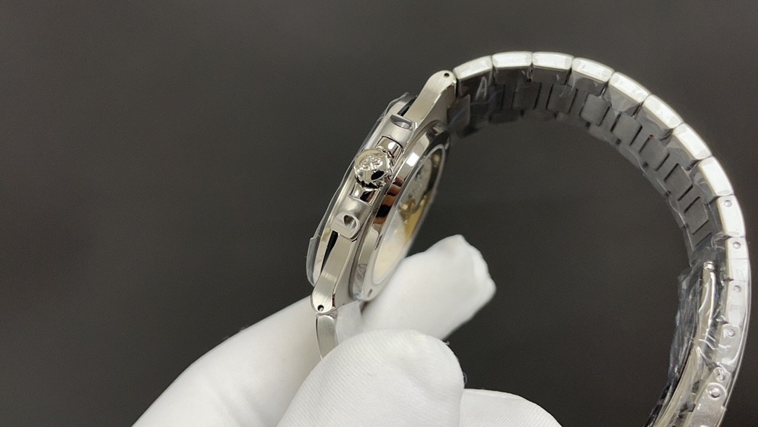 Patek Philippe Nautilus 5711, white case, blue dial, 40mm, movement 9015.