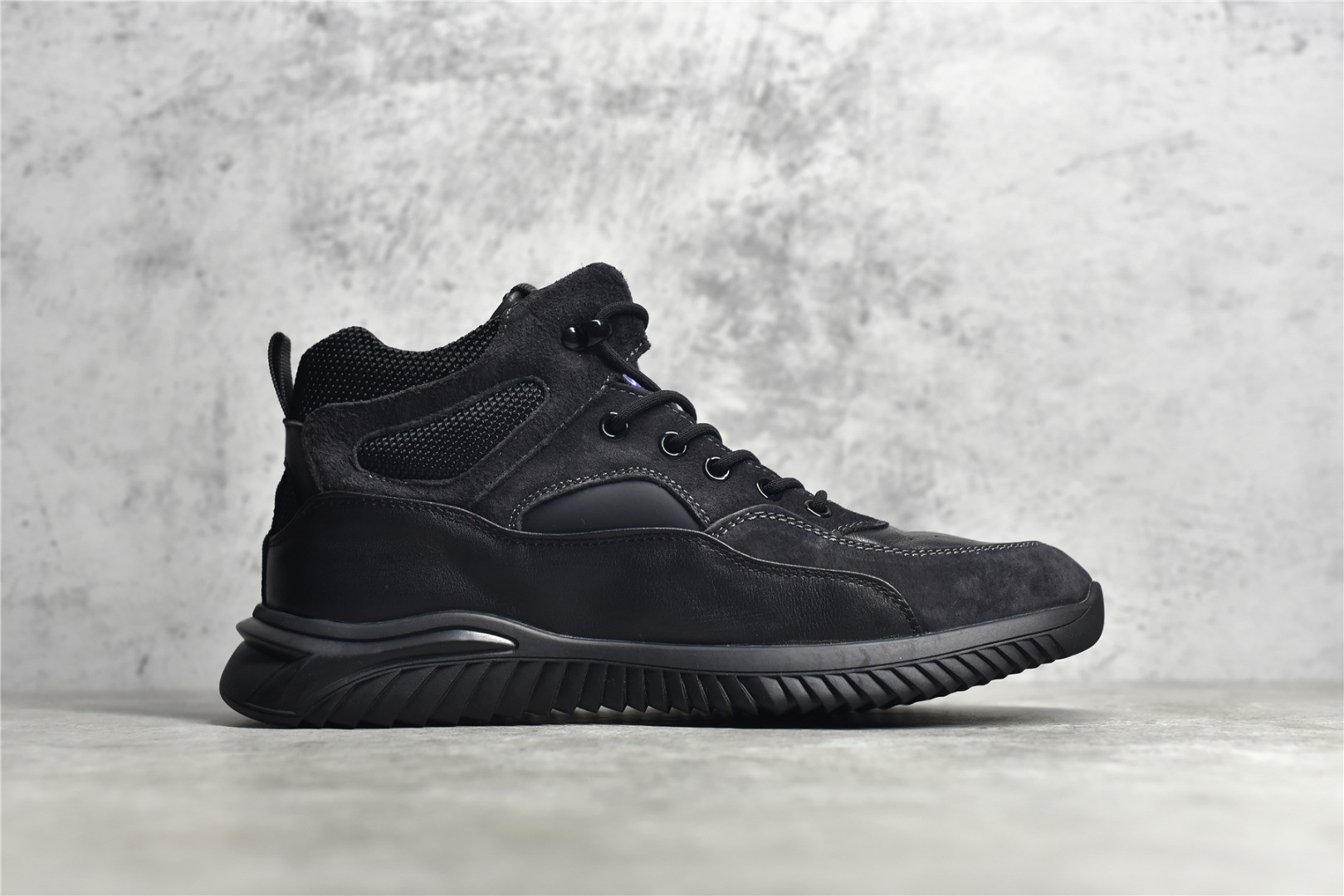 Black GUCCI high-top sneakers