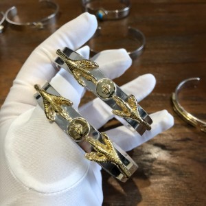 Takahashi Goro's Double Eagle Claw Point Gold Bracelet