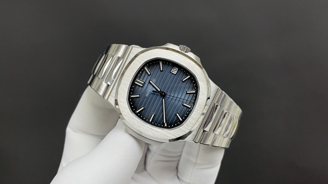 Patek Philippe Nautilus 5811 Blue 40mm 330 All-in-One Camera
