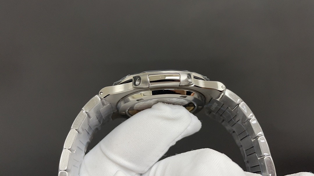 Patek Philippe Nautilus 5711, white case, blue dial, 40mm, movement 9015.