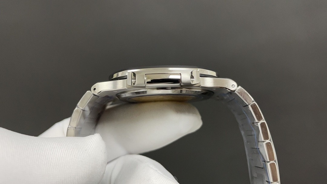 Patek Philippe Nautilus 5811 Blue 40mm 330 All-in-One Camera